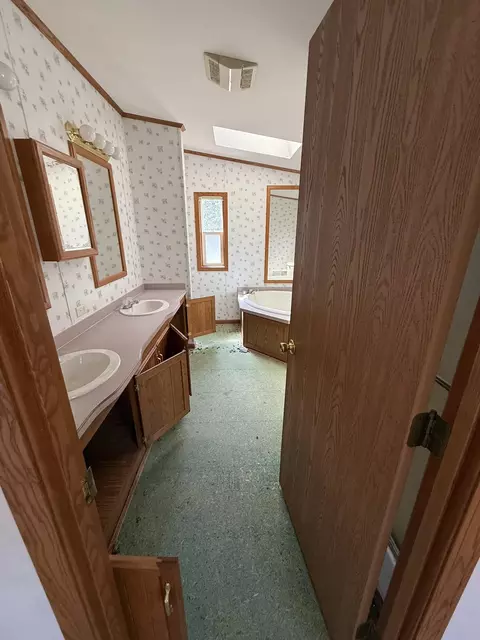Bath - n6720s3 S Rd St, Crivitz, WI 54114 photo 2 of 2