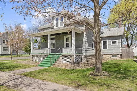 1328 10th St, Marinette, WI 54143