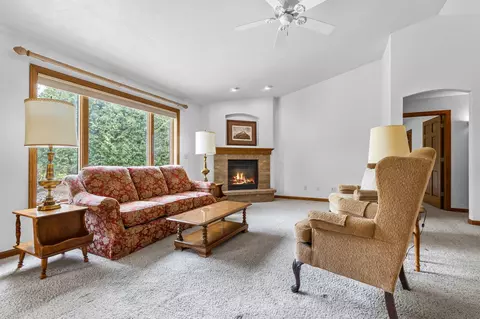 Living - 36 Penbrook Cir, Appleton, WI 54913 photo 4 of 6