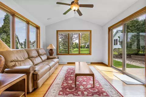 Living - 36 Penbrook Cir, Appleton, WI 54913 photo 2 of 6