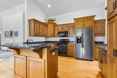 Kitchen - 36 Penbrook Cir, Appleton, WI 54913 photo 2 of 5