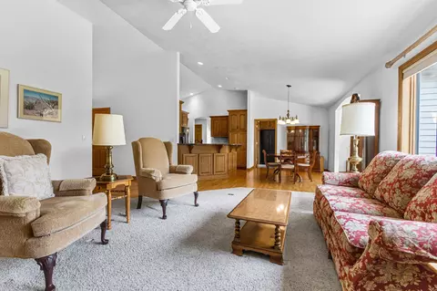 Living - 36 Penbrook Cir, Appleton, WI 54913 photo 3 of 6