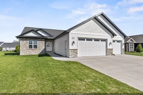 1983 Mimosa Ln, Neenah, WI 54956