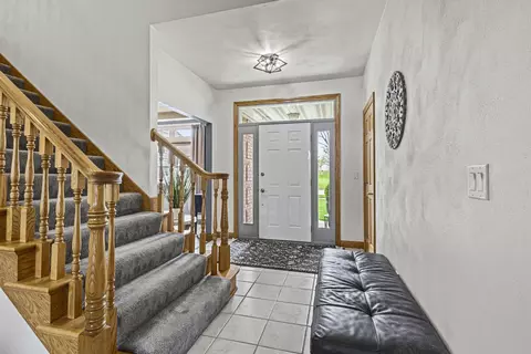 Entry Way - 4240 N Wedgewood Dr, Appleton, WI 54911 photo 2 of 9