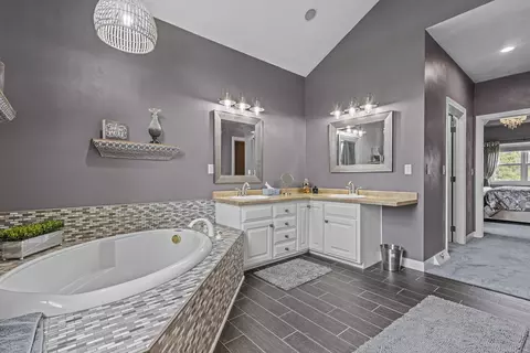 Bath - 4240 N Wedgewood Dr, Appleton, WI 54911 photo 3 of 5