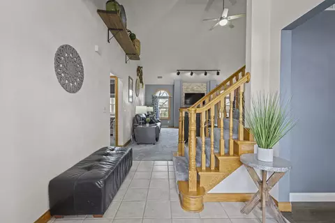 Entry Way - 4240 N Wedgewood Dr, Appleton, WI 54911 photo 5 of 9