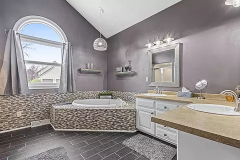 Bath - 4240 N Wedgewood Dr, Appleton, WI 54911 photo 2 of 5