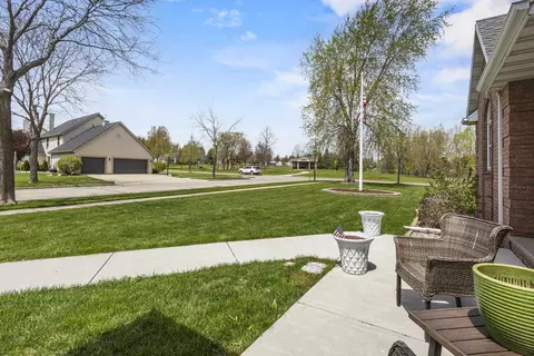 Exterior - 4240 N Wedgewood Dr, Appleton, WI 54911 photo 4 of 8