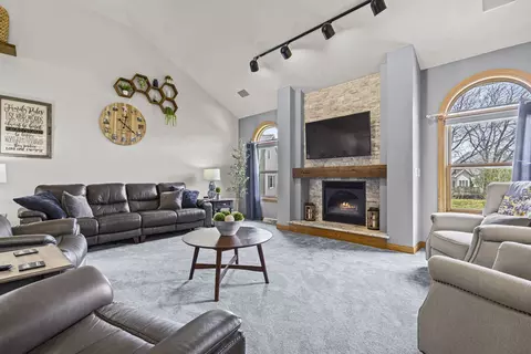 Living - 4240 N Wedgewood Dr, Appleton, WI 54911 photo 2 of 5