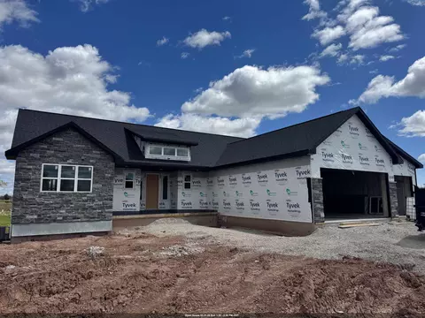 1041 Sandpiper Dr, Menasha, WI 54952