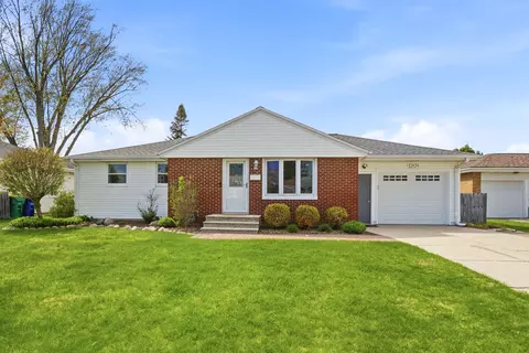 1204 St Agnes Dr, Green Bay, WI 54304