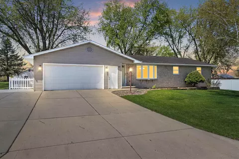 1436 Crestwood Dr, Green Bay, WI 54313