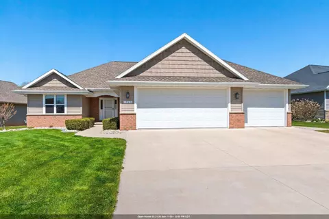 1923 Paris Ln, De Pere, WI 54115