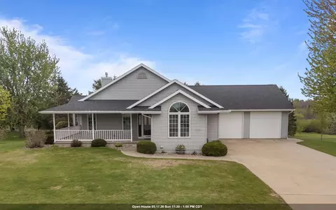 118 Honeysuckle Dr, Hortonville, WI 54944