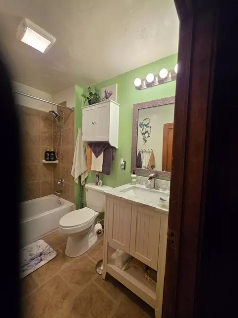 Bath - 809 E Hancock St, Appleton, WI 54911 photo 4 of 4