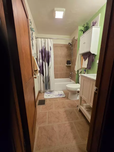 Bath - 809 E Hancock St, Appleton, WI 54911 photo 3 of 4