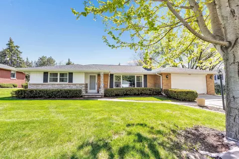 121 St Francis Dr, Green Bay, WI 54301