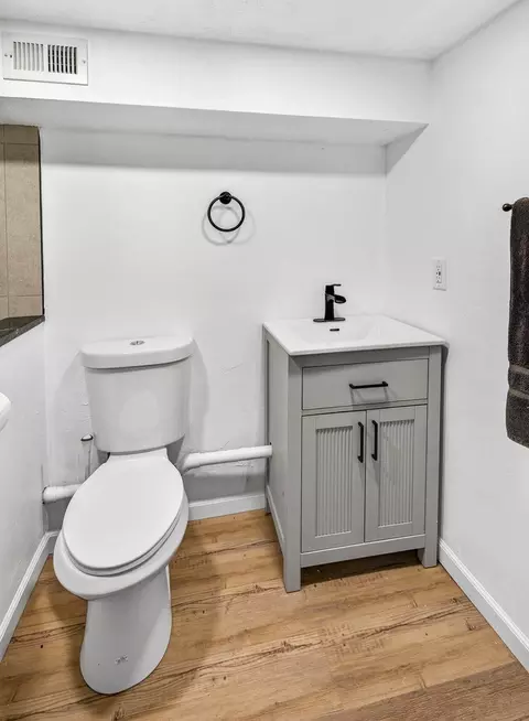 Bath - 2425 Barbara Ave, Appleton, WI 54915 photo 2 of 5