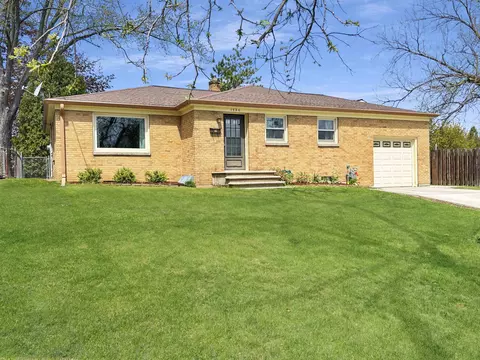 1520 S Ridge Rd, Green Bay, WI 54304