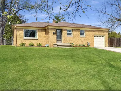 1520 S Ridge Rd, Green Bay, WI 54304
