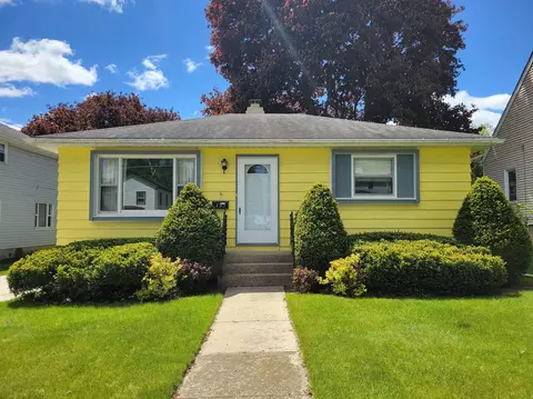 135 E Burnett St, Beaver Dam, WI 53916