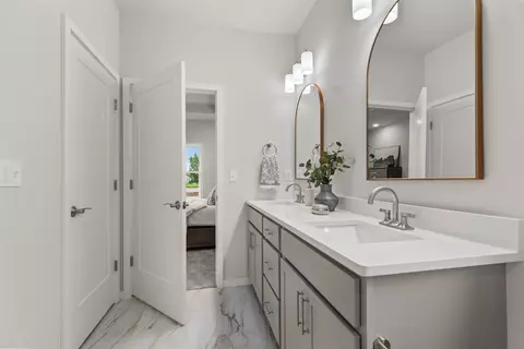 Bath - 3609 E Gladiolus Pl, Appleton, WI 54913 photo 2 of 3
