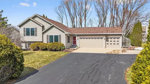 5138 Island Rd, Butte Des Morts, WI 54927