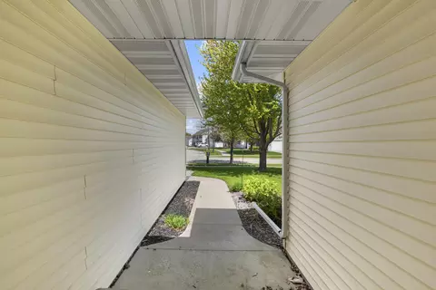Entry Way - 3219 E Fallcreek Ln, Appleton, WI 54913 photo 9 of 9