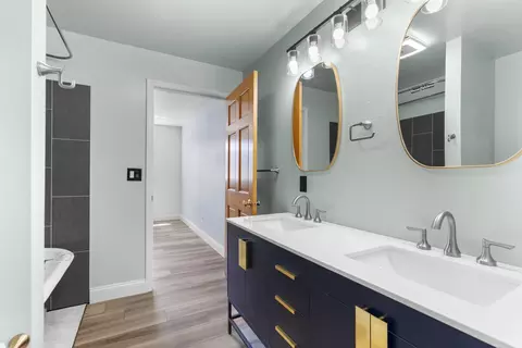 Bath - 3219 E Fallcreek Ln, Appleton, WI 54913 photo 5 of 7