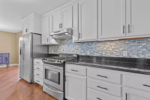 Kitchen - 3219 E Fallcreek Ln, Appleton, WI 54913 photo 7 of 9