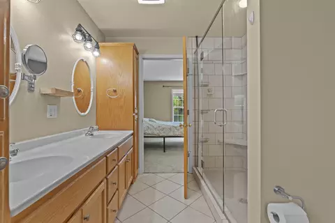 Bath - 3219 E Fallcreek Ln, Appleton, WI 54913 photo 3 of 7