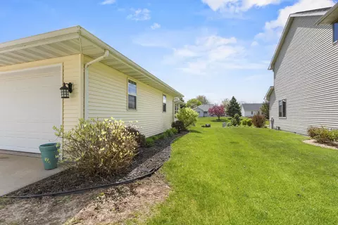 Exterior - 3219 E Fallcreek Ln, Appleton, WI 54913 photo 16 of 18