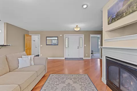 Entry Way - 3219 E Fallcreek Ln, Appleton, WI 54913 photo 1 of 9