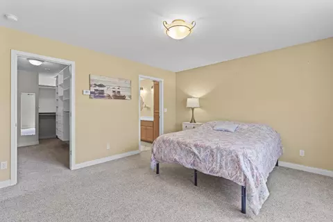 Bedroom - 3219 E Fallcreek Ln, Appleton, WI 54913 photo 3 of 5