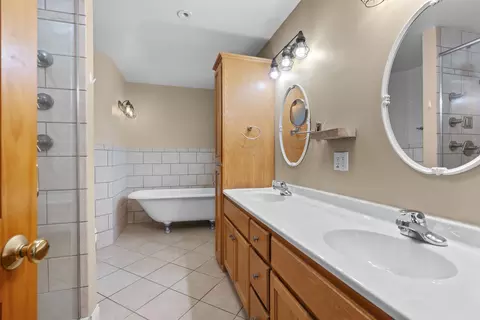 Bath - 3219 E Fallcreek Ln, Appleton, WI 54913 photo 1 of 7