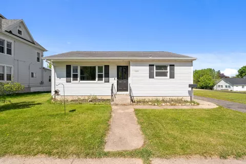 1009 S Pearl St, New London, WI 54961