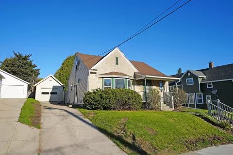 1214 S 18th St, Manitowoc, WI 54220