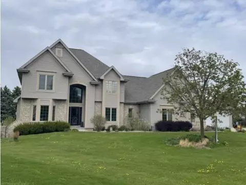 8048 Saquaro Ct, Neenah, WI 54956