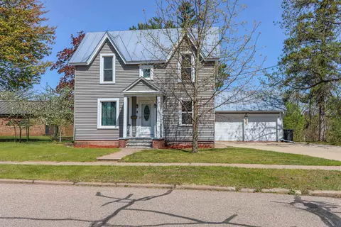 611 Shearer St, Waupaca, WI 54981