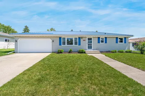 1290 Wild Rose Ln, Neenah, WI 54956