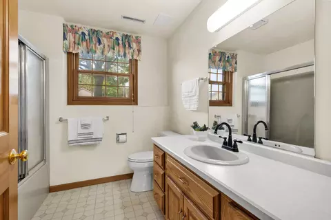 Bath - 2108 S Matthias St, Appleton, WI 54915 photo 7 of 10