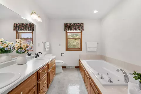 Bath - 2108 S Matthias St, Appleton, WI 54915 photo 5 of 10