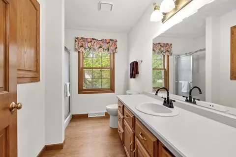 Bath - 2108 S Matthias St, Appleton, WI 54915 photo 6 of 10