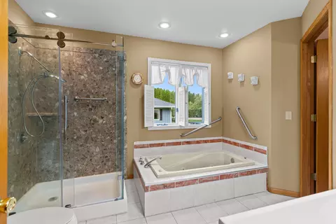 Bath - 728 E River Dr, Omro, WI 54963 photo 4 of 5