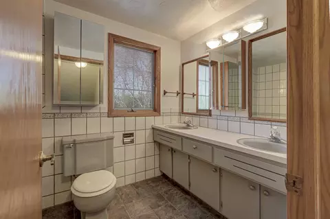 Bath - 2207 S Gladys Ave, Appleton, WI 54915 photo 2 of 3