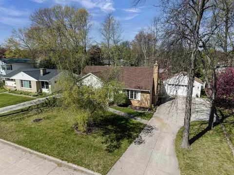 View/Area - 2207 S Gladys Ave, Appleton, WI 54915 photo 2 of 13