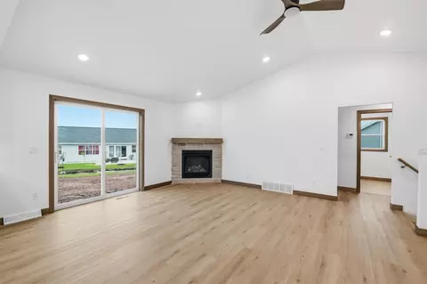 Living - 569 Emerald Isle Ct, Wrightstown, WI 54180 photo 4 of 4