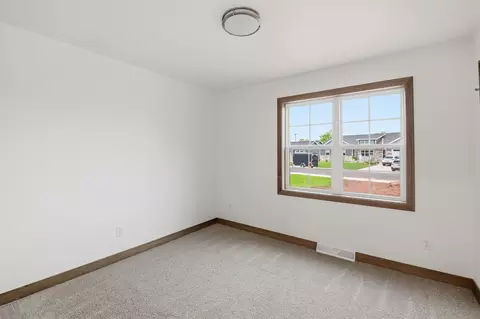 Bedroom - 569 Emerald Isle Ct, Wrightstown, WI 54180 photo 6 of 7