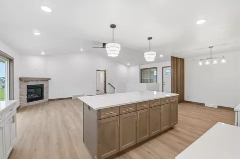 Living - 569 Emerald Isle Ct, Wrightstown, WI 54180 photo 2 of 4