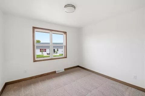 Bedroom - 569 Emerald Isle Ct, Wrightstown, WI 54180 photo 4 of 7
